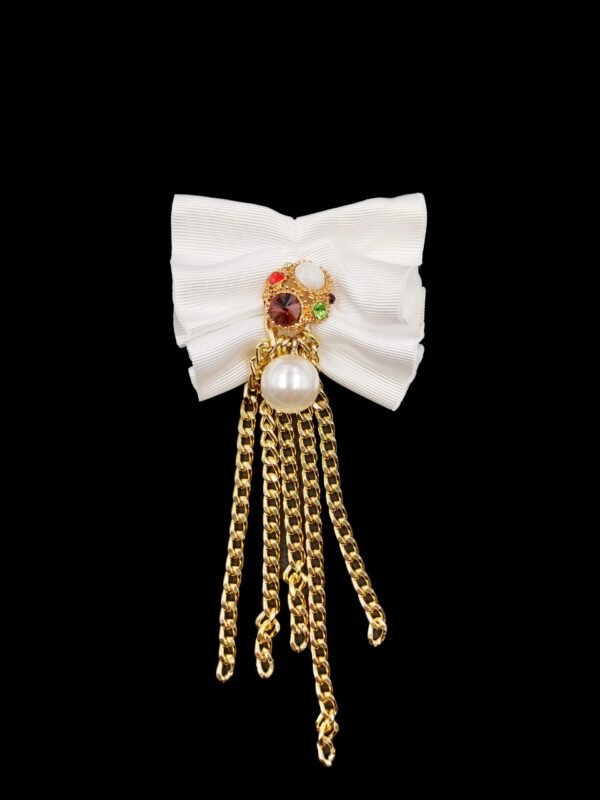 Spilla Canetè Silky Con Catene Bottoni E Perla