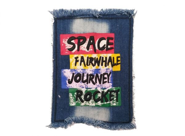 Applicazione Denim Frangiato Con Scritte E Stampa