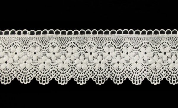 Pizzo Macramè Smerlato Da Un Lato